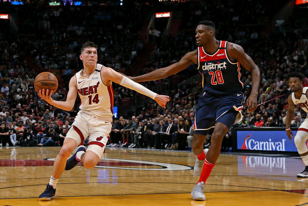 Koszykarz Miami Heat Tyler Herro (L)