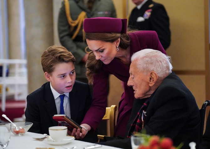 Princ Džordž i Kejt Midlton na čajanci za vojne veterane