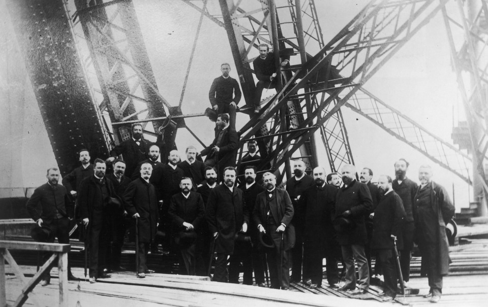 Członkowie Société Centrale des Architectes na placu budowy wieży