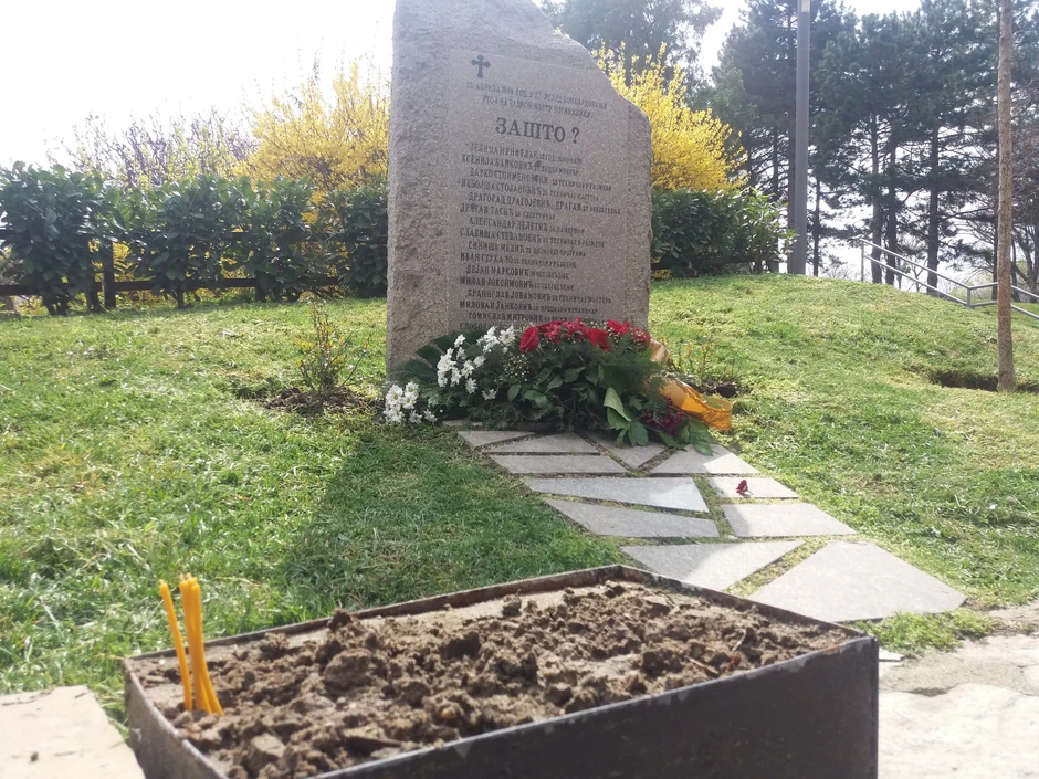 Spomenik u Tašmajdanskom parku "Zašto"