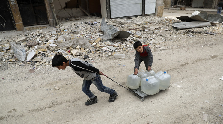 A legfiatalabbak is megdolgoznak azért, hogy ne maradjanak szomjasak / Fotó: AFP