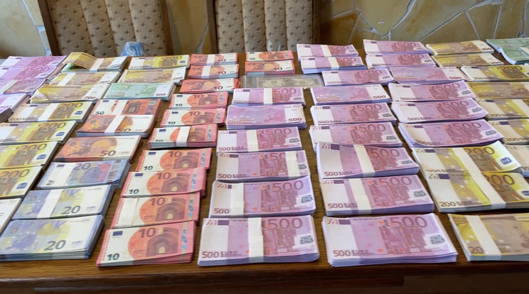 Több mint egymilliárd forintnyi hamis dollárt és eurót találtak egy budapesti férfinál a rendőrök /Fotó: police.hu