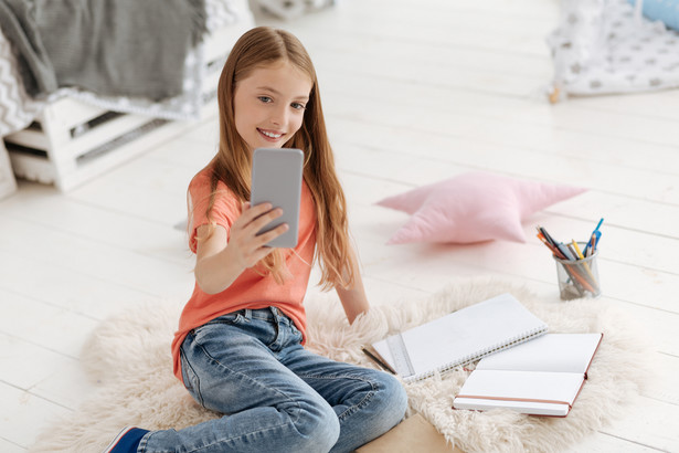 Współczesne dzieci, a także ich rodzice, publikują selfie w sieciach społecznościowych. Często robią to bez zastanowienia.