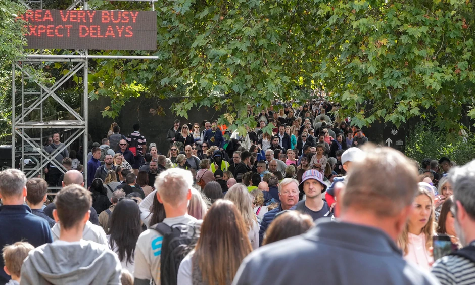 Kilometarski redovi za odavanje počasti kraljici Elizabeti u Londonu