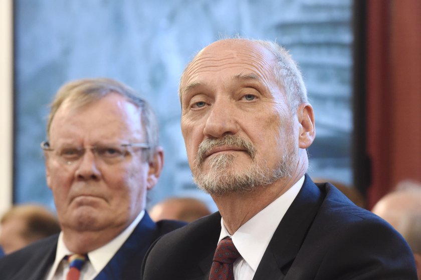 Macierewicz zmienia zapisy, by móc zatrudniać „misiewiczów"