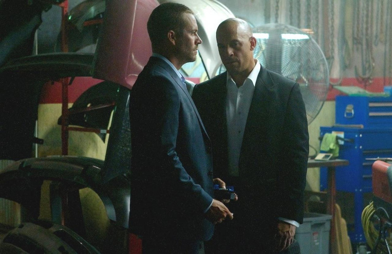 W nowej, realizowanej w cieniu tragicznej śmierci Paula Walkera, odsłonie serii, Ian Show (Jason Statham) pragnie dokonać zemsty za śmierć brata Owena, eliminując Toretto (Vin Diesel) i jego ekipę