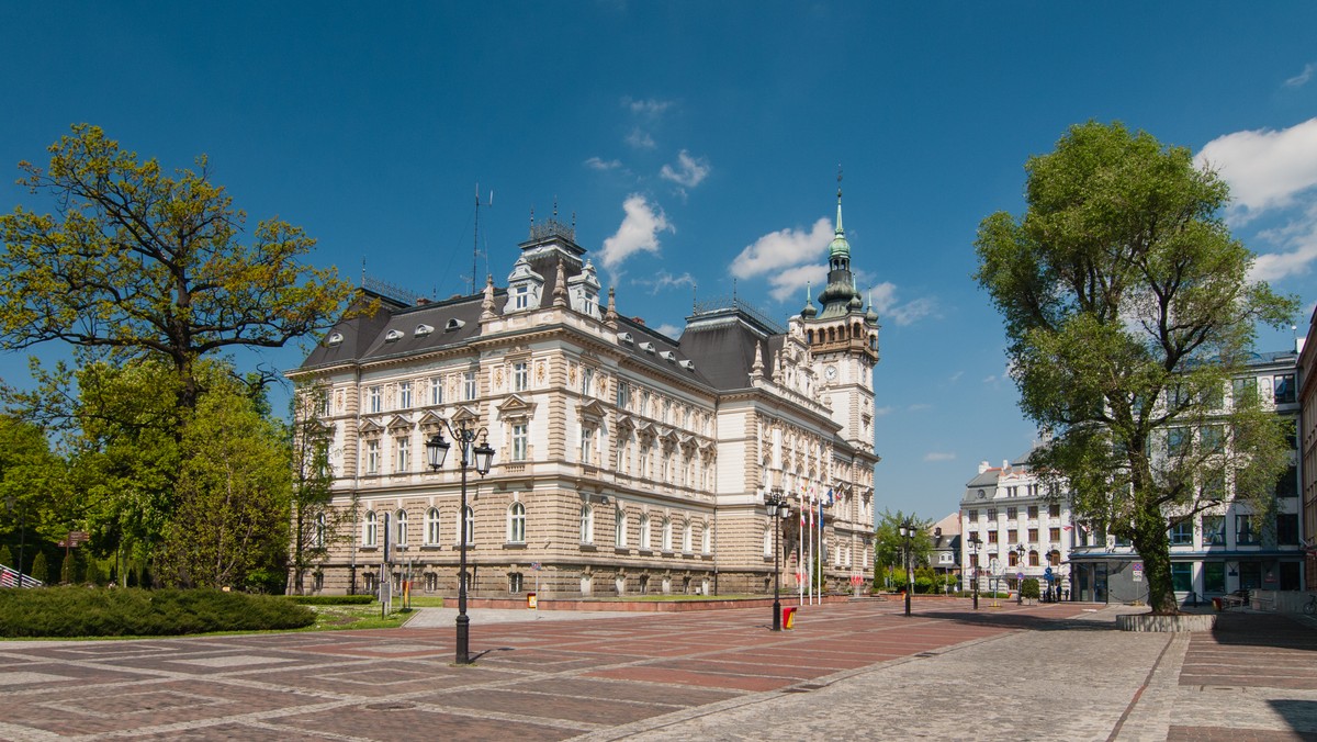 Bielsko-Biała zakończyła pierwszy etap wdrażania inteligentnego systemu transportowego na skrzyżowaniach wzdłuż głównego ciągu ulic na osi północ-południe. Dzięki temu wzrosła płynność ruchu. Autobusy pokonują zatłoczone drogi o 20 proc. szybciej, a samochody o blisko 38 proc. – podał magistrat.