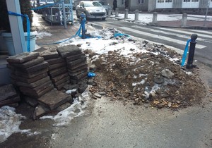 Pored zatrpane rupe nalazi se deo otklonjenpg asfalta