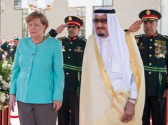 Zrobiła to! Angela Merkel jawnie pogwałciła zasady ubioru kobiet na spotkaniu z królem Arabii Saudyjskiej. FOTO
