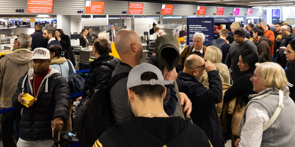 Podróżni czekają na zmianę terminu lotu po jego odwołaniu przy stanowisku niemieckich linii lotniczych Lufthansa na lotnisku we Frankfurcie nad Menem, Niemcy, 15 lutego 2023 r. 