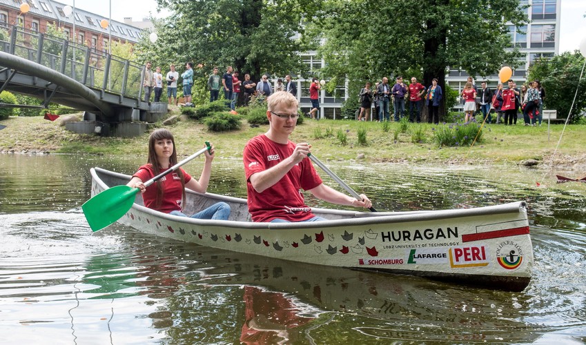 Kajak z betonu studentów z koła naukowego Żuraw przy Katedrze Budownictwa betonowego Wydziału Budownictwa, Architektury i Inżynierii Budownictwa Politechniki Łódzkie - (sj) PAP/Grzegorz Michałowski
