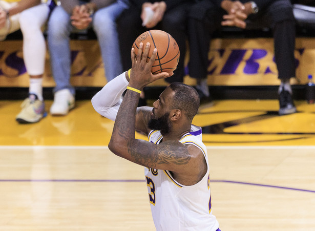 LeBron James w samej końcówce trafił rzut wolny, który przesądził o zwycięstwie Los Angeles Lakers