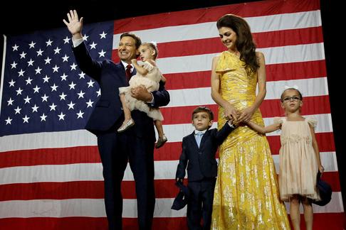 Ron DeSantis z żoną Casey i dziećmi podczas wiecu wyborczego w Tampie na Florydzie, 8 listopada 2022 r
