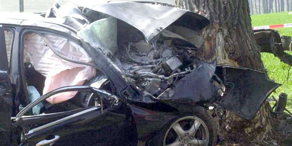 Rozpędzony hyundai wbił się drzewo. Są dwie ofiary