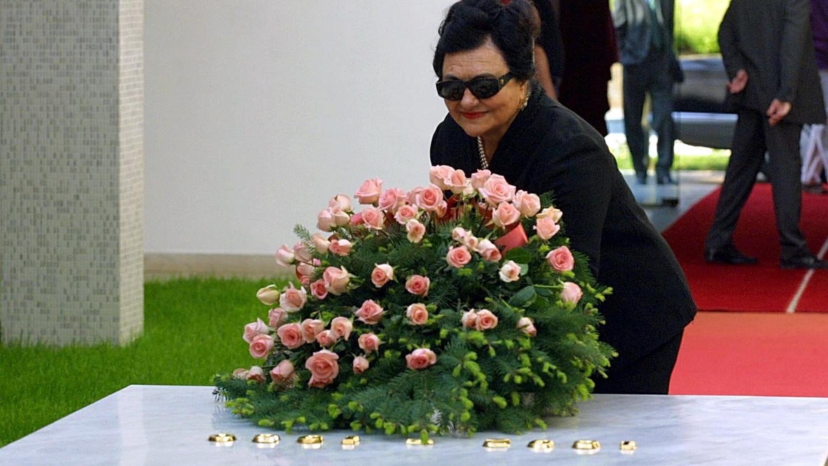 Jovanka Broz polaže cveće na Titov grob, avgust 2013.