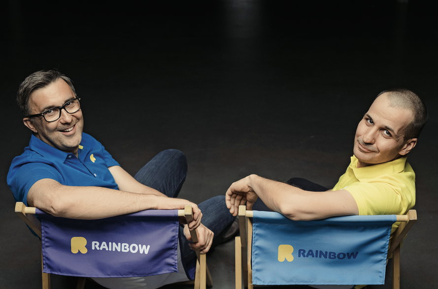 Grzegorz Baszczyński, założyciel (z lewej), i Maciej Szczechura, prezes Rainbow Tours, najpierw przeprowadzili spółkę przez lockdown, teraz pokazali, że potrafią zachęcić Polaków do spędzania wakacji za granicą mimo drożyzny.