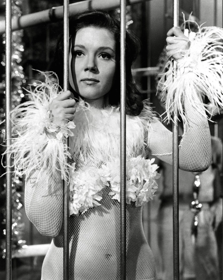 Dajana Rig iz mlađih dana Vremešna glumica Dajana Rig pažnju svetske javnosti je ponovo skrenula glumeći u seriji "Igra prestola". Ona se našla u ulozi Lejdi Olene Tirel, bake aristokrata Lorasa i Mardžori Tirel, kao i gospodarice moćnog klana ove porodice.