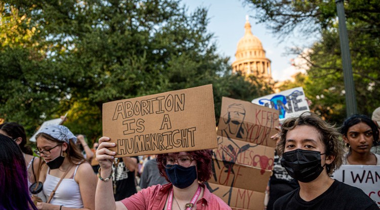 Tüntetés a texasi abortuszellenes törvény hatályba lépésének napján az állam fővárosában