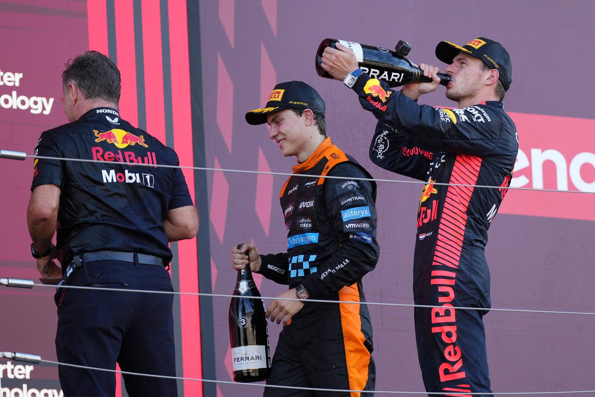 Jazdec Red Bullu Max Verstappen z Holandska oslavuje víťazstvo na Veľkej cene Japonska.