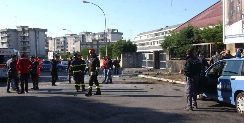 ITALY-BLAST-SCHOOL-FLOWERS