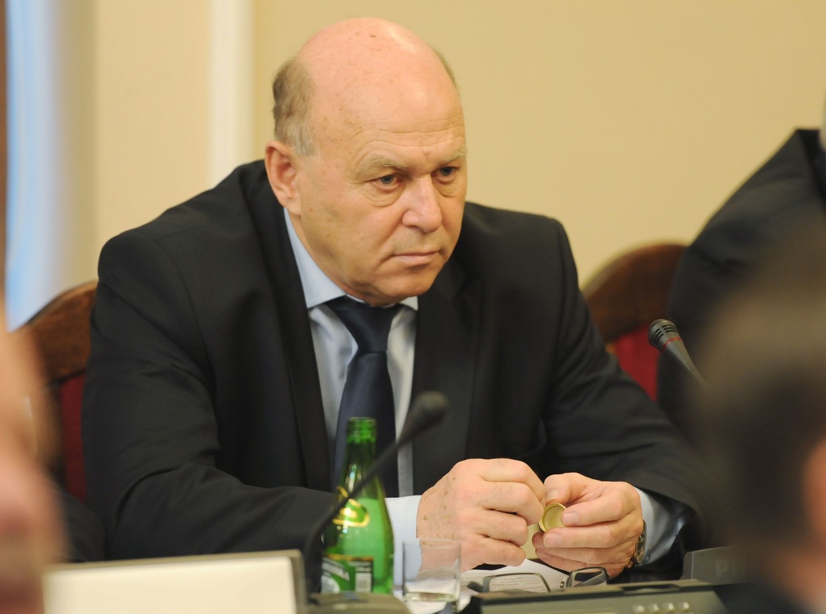 Koledzy z PZPN chcą odsunąć Grzegorza Latę od władzy