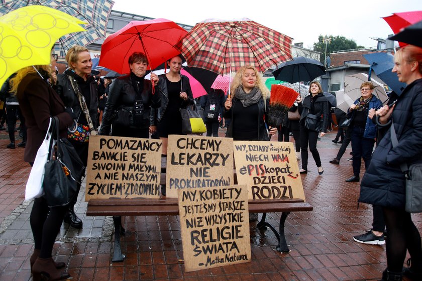 Czarny protest w Polsce. Tysiące ludzi na ulicach miast