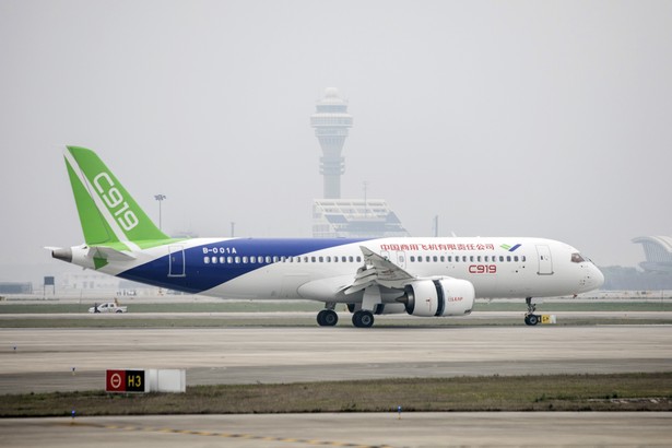 Chiński Comac C919 na lotnisku w Szanghaju. 5.05.2017