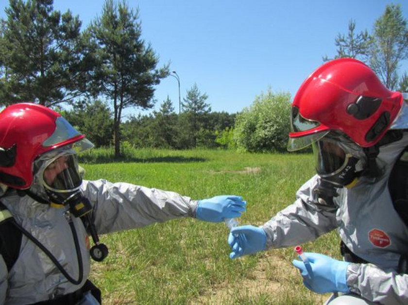 Ćwiczenia strażaków z zarożeń chemicznych