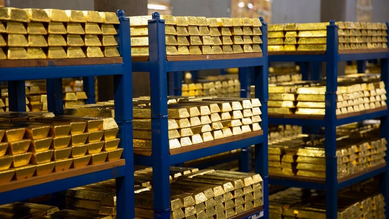 African central banks are taking different approaches to gold amid surging prices, with Kenya, Egypt, Rwanda and Namibia increasing reserves while Ghana trims holdings.