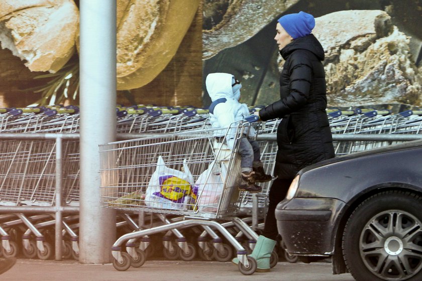 Olga Bołądź pod Lidlem z synem, Brunonem