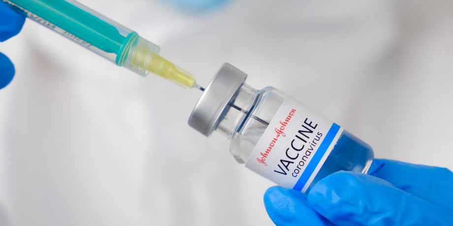Szczepionka J&J będzie trzecim preparatem przeciwko COVID-19, który trafi do amerykańskiego społeczeństwa.