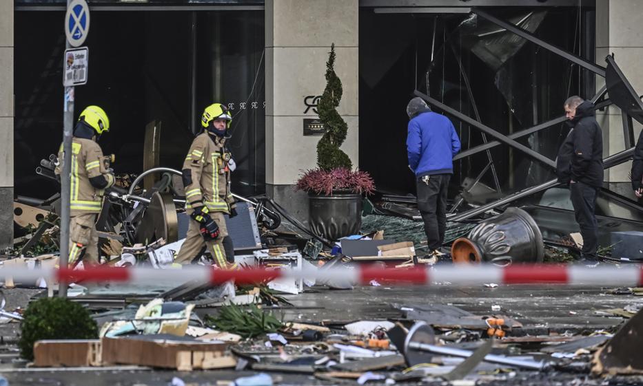 Tűzoltók mentik, ami menthető Berlinben / Fotó: MTI EPA