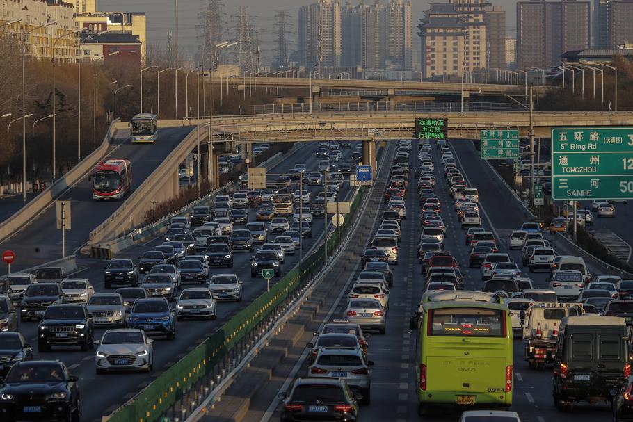 PKB Chin w 2020 r. wzrósł o 2,3 proc. Na zdjęciu jedna z głównych arterii Pekinu w połowie grudnia ubiegłego roku