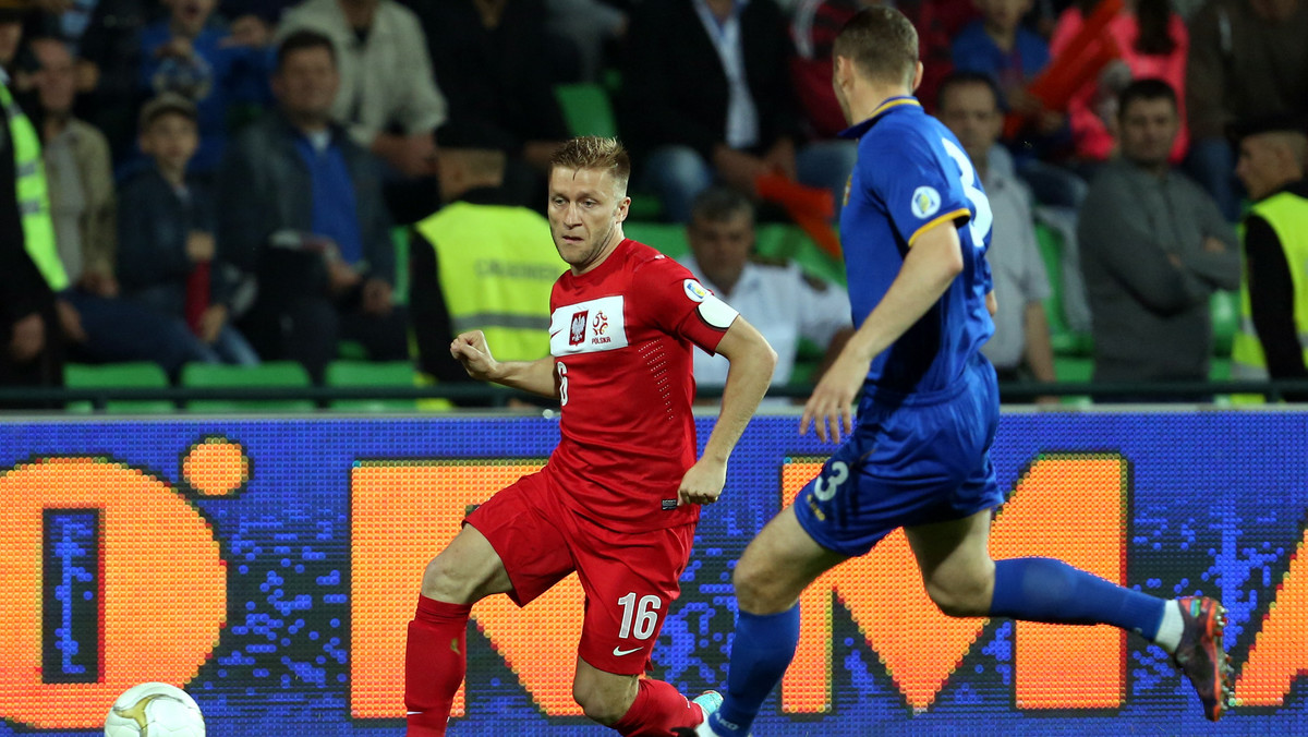Reprezentacja Polski remisuje w Kiszyniowie po pierwszej połowie z Mołdawią 1:1 w meczu grupy H eliminacji mistrzostw świata, które odbędą się w Brazylii. Biało-Czerwoni długo spisywali się doskonale, ale chwila nieuwagi kosztowała ich utratę gola.