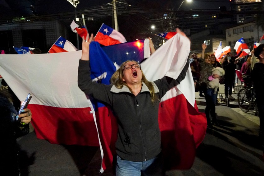 Protivnici novog Ustava slave nakon glasanja protiv promena u Čileu