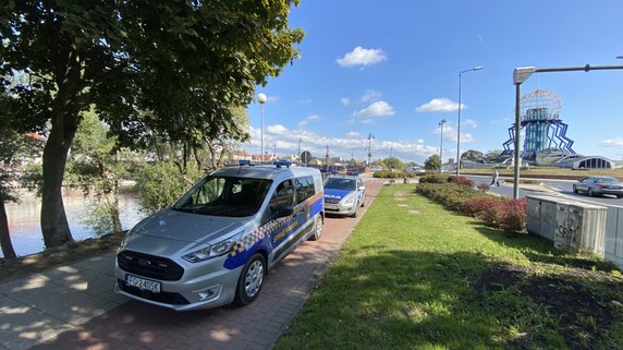 Młody mężczyzna uciekał przed policją. Przepłynął Wartę wpław