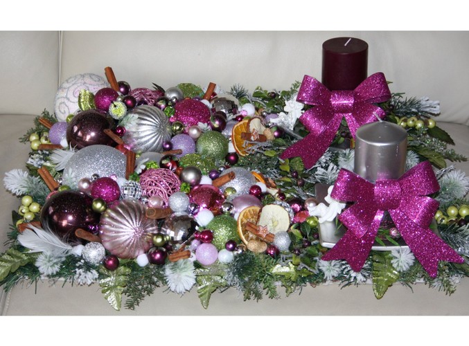 Podłużne stroiki bożonarodzeniowe ze świecami ozdobionymi kokardami. Autorka: Marta Jarosińska-Mańka