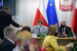 Ustawa anty-TVN. Sejmowa komisja przyjęła projekt z poprawkami Suskiego i Kukiz'15