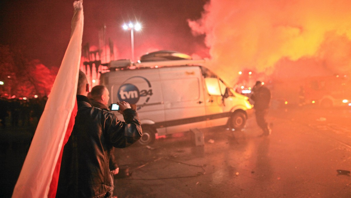 - Przygotowania policji do zabezpieczenia planowanych na 11 listopada w Warszawie demonstracji rozpoczęły się 24 października. Operacji nadano kryptonim "Niepodległość" - poinformował komendant główny policji gen. insp. Andrzej Matejuk. - Policja chciała użyć broni gładkolufowej na Pl. Konstytucji - powiedział komendant stołeczny policji nadinsp. Adam Mularz. Dodał, że zrezygnowano z tego ze względu na bezpieczeństwo osób postronnych.