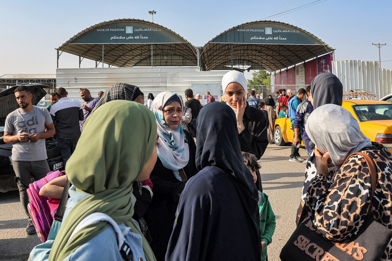 Ludzie oczekujący przed przejściem granicznym w Rafah, 1 listopada 2023 r.