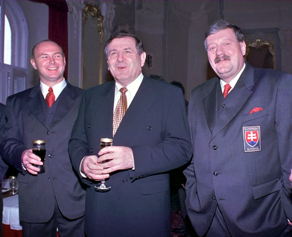 Zľava manažér hokejovej reprezentácie Dušan Pašek, premiér SR V. Mečiar a člen Výkonného výboru SZĽH  Juraj Okoličány.