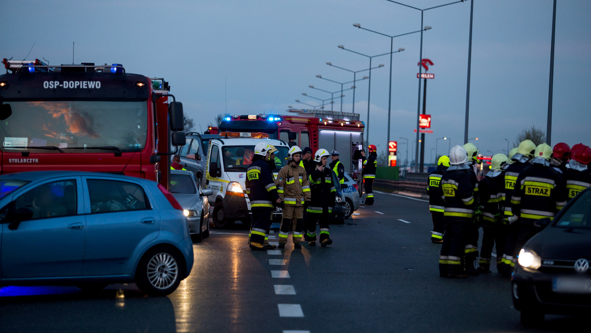 Dzisiaj po północy odblokowana została autostrada A2 z Poznania w kierunku Świecka. W karambolu z udziałem 23 aut, do którego doszło wczoraj po południu między węzłami Buk i Nowy Tomyśl zginęła jedna osoba, a dziewięć zostało rannych.