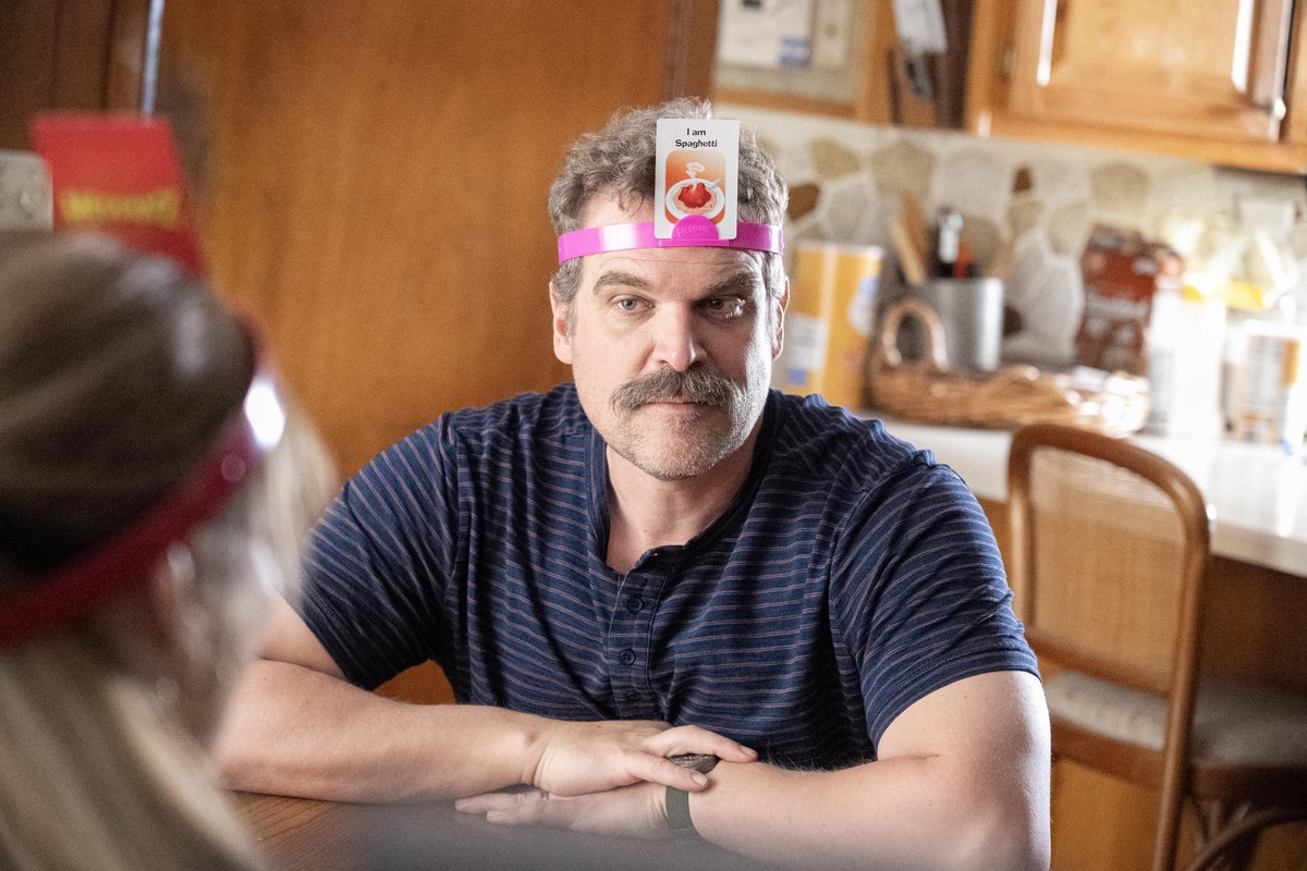 David Harbour w serialu "Chętni na seks"