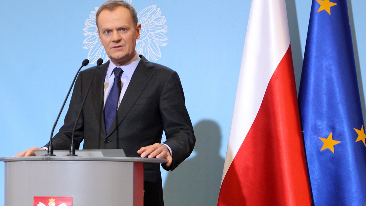 Premier Donald Tusk powiedział, że szanuje decyzję szefa PKBWL Macieja Laska dotyczącą tworzenia zespołu smoleńskiego złożonego z ekspertów. - Długo wytrzymywaliśmy, ale zbyt często autorytet ekspertów i państwa był podważany - powiedział.