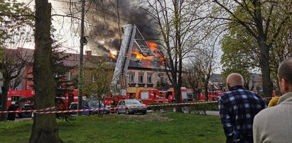 Ogromny pożar kamienicy w Błaszkach. W akcji aż 27 zastępów straży pożarnej!