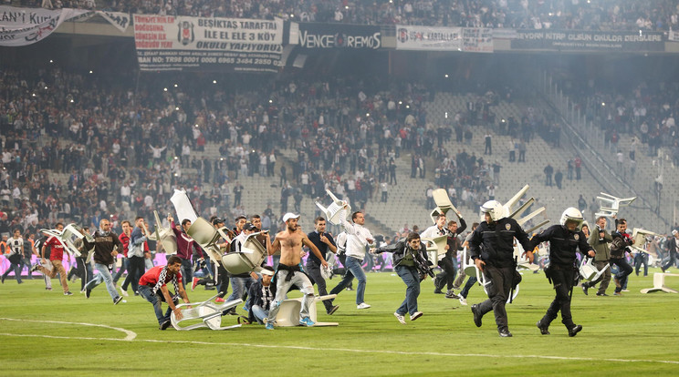 Olykor a játékosoknál is elszabadulhatnak az indulatok /Fotó: AFP