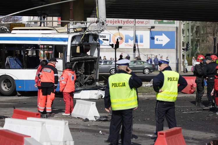 Policja i ratownicy na miejscu wypadku