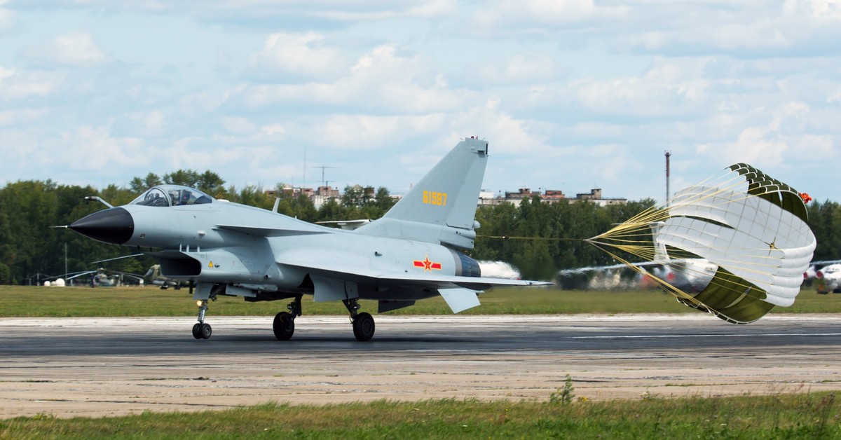 Rafale zestrzelony przez J-10CE! Jak chińska technologia pokonała francuski supermyśliwiec?