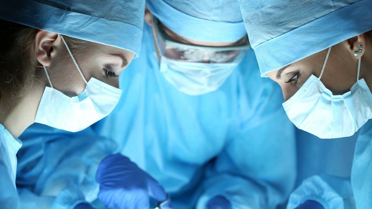 W przyszłym tygodniu lekarze Uniwersyteckiego Szpitala Klinicznego w Olsztynie przeprowadzą kolejne operacje wszczepienia pacjentom w śpiączce stymulatorów, mających poprawić jakość życia i relacje z otoczeniem. Operacje odbędą się 26 i 27 lipca - podała placówka.