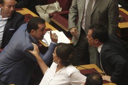 Parlament przyjął pakiet reform oszczędnościowych. Grecja może starać się o nową pożyczkę